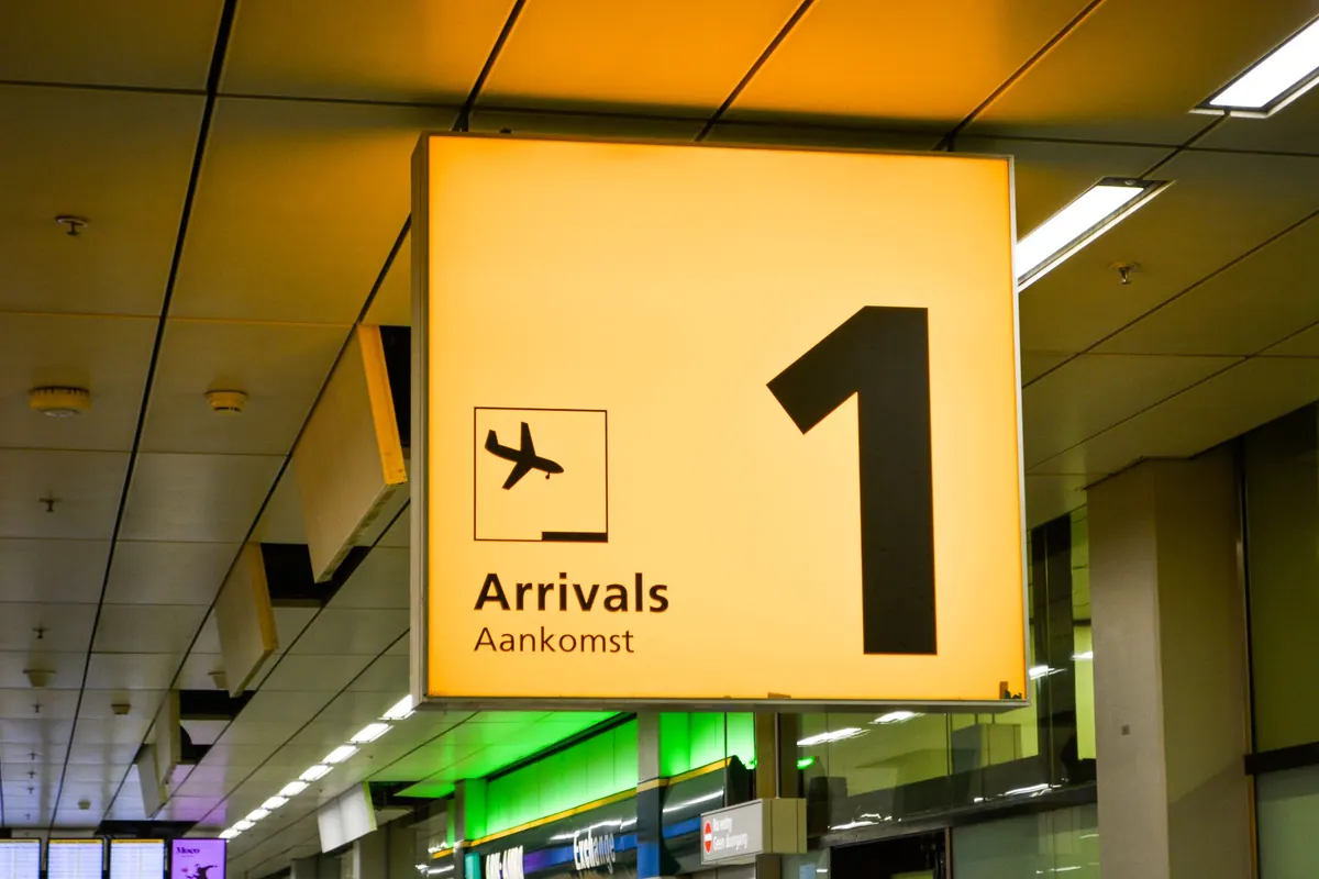空港ターミナル内の「Arrivals（到着）」案内表示
